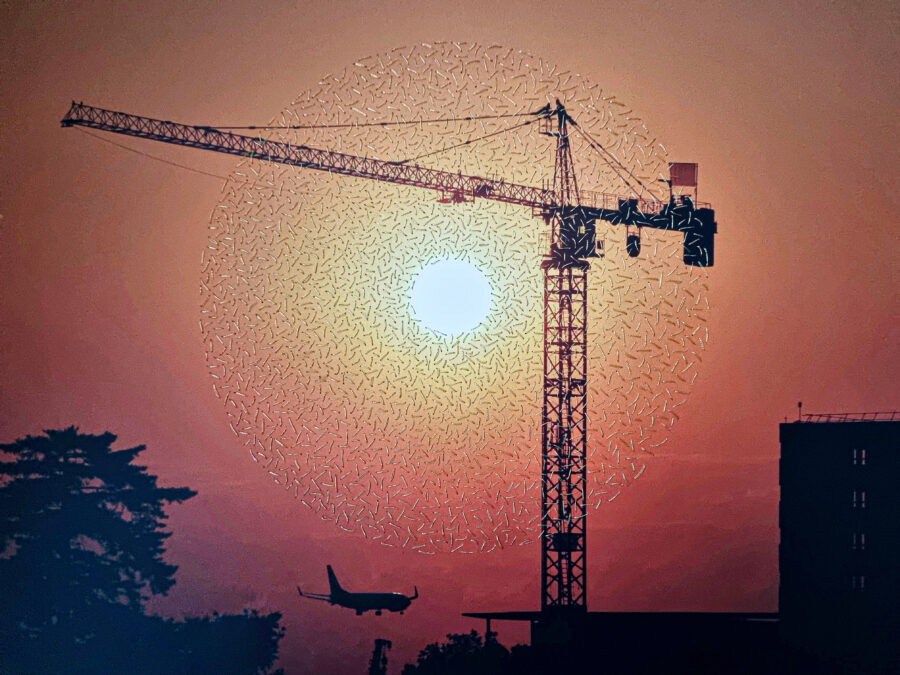 Photographie d'une grue en ville avec le coucher de soleil Borderie la main avec le fil métallique doré